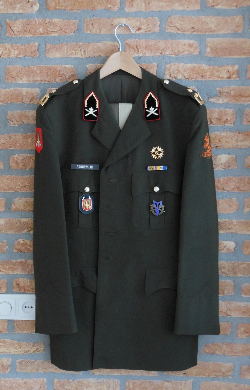 Generaal Majoor Bruurmijn
Jan Bruurmijn begon zijn militaire carrière in 1959 als dienstplichtige. Na de officiersopleiding bij de KMA, werkte hij van 1962 tot 1971 bij de artillerie. Na cursussen in hogere militaire vorming in Nederland Generaal-majoor J.Th. Bruurmijn (53) Generaal Bruurmijn heeft het commando gevoerd over de Eerste of "7 december'-divisie in Schaarsbergen. Hij was de opvolger van generaal-majoor P.H.M. Messerschmidt (54) die tot gouverneur van de Koninklijke Militaire Academie (KMA) in Breda werd benoemd.
