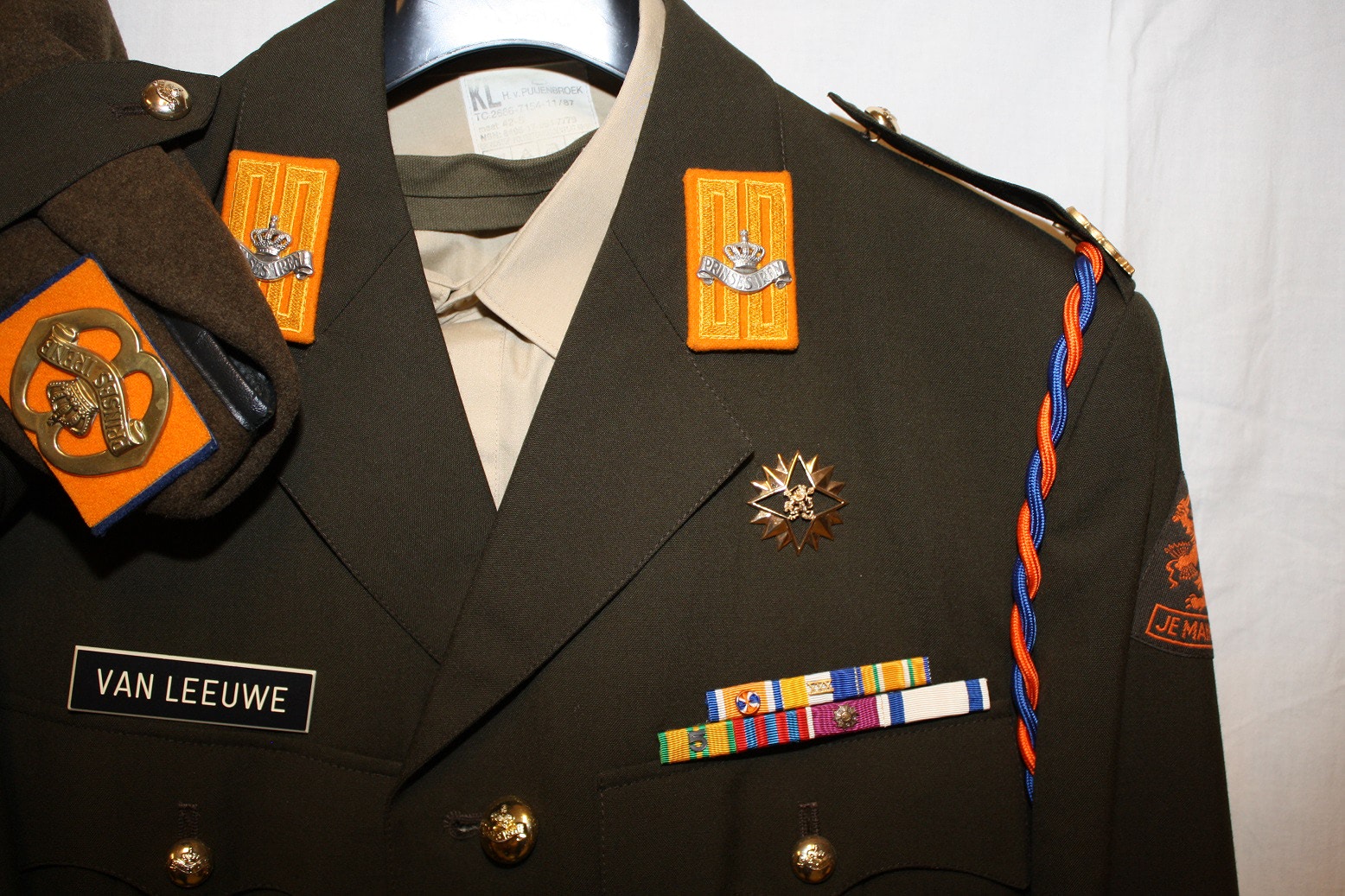DT63_Brigadegeneraal_van_Leeuwe_detail_1~0.jpg