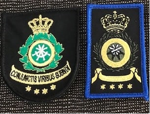 Emblemen gedragen door KMar bij CDS
