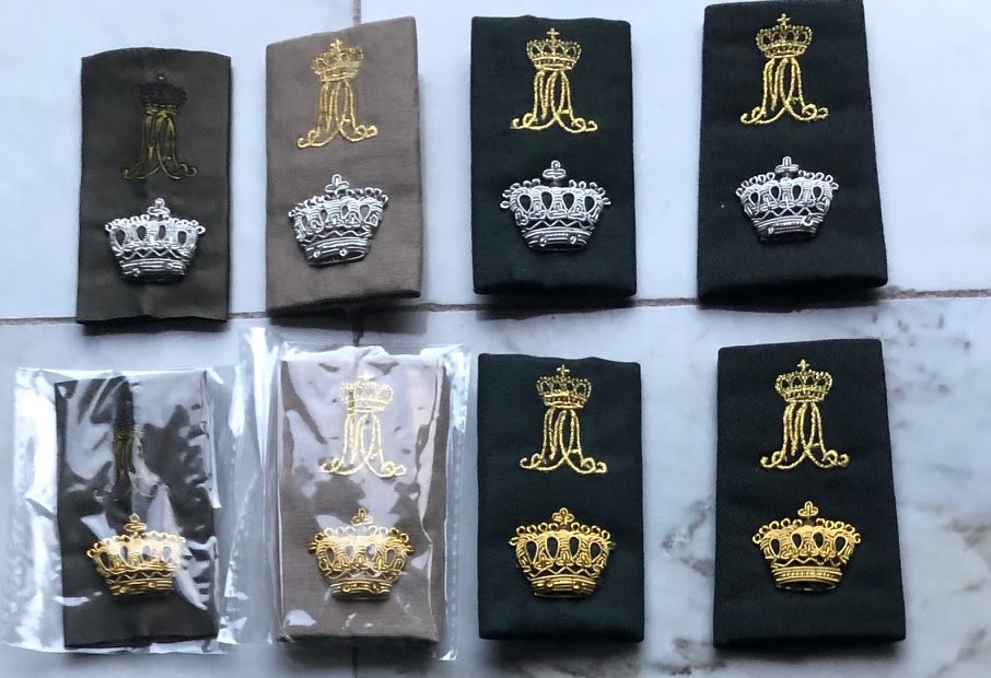 Kroon rangen KMA
Het ROT wordt alleen op de linkerschouder gedragen. Goud of zilver heeft te maken op welk niveau de drager acteert.
