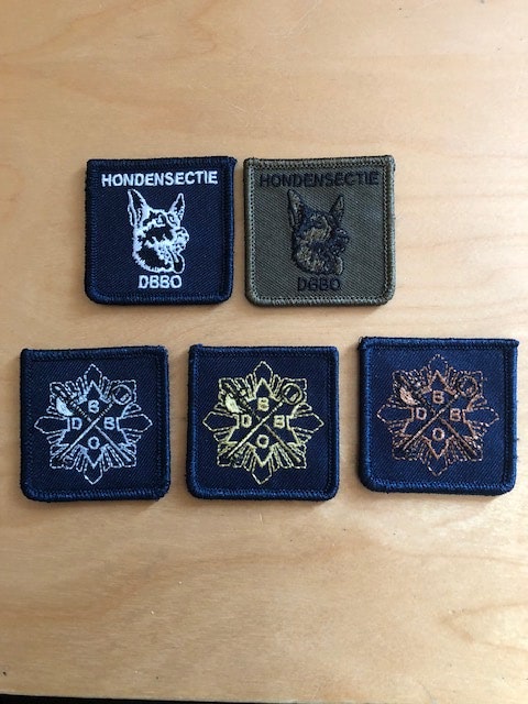 Borst emblemen
Hondenbrigade voor groen en blauw pak.
Embleem voor het poloshirt, aantal jaren werkzaam bij defensie.
12,5 jaar Brons
24 jaar Zilver
40 jaar Goud
