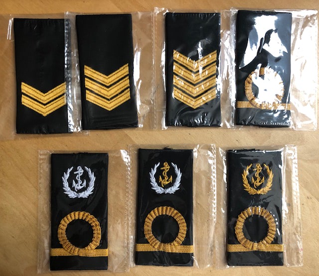 Setje rangonderscheiding voor de overjas van het boordtenue
Deze enkele rangonderscheiding wordt gedragen op een epaulet op de voorzijde van de jas.
