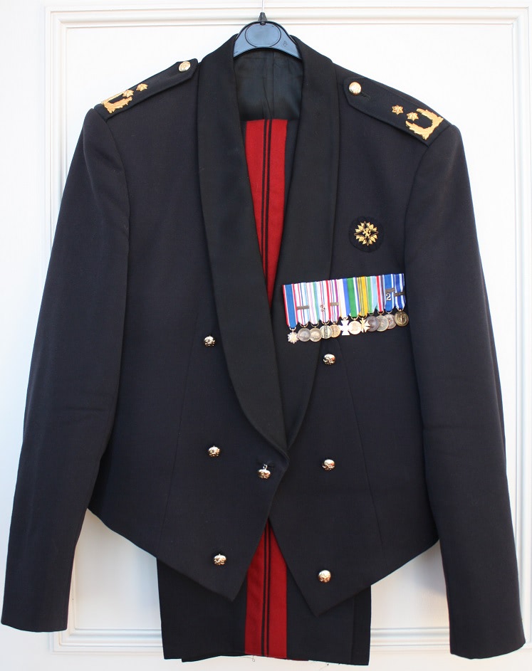 AT van Generaal Majoor Vleugels
Generaal-majoor Theo Vleugels was in zijn laatste functie commandant van de Nederlandse Defensie Academie.
Theo Vleugels werd op 31 juli 1958 geboren in Vaals. Met het VWO-diploma op zak begon hij in 1976 aan de KMA. 
Sinds 6 april 2007 was Vleugels, in de rang van brigadegeneraal, commandant van het Opleidings- en Trainingscommando in Utrecht. Met ingang van 2 mei 2012 werd generaal-majoor Vleugels commandant van de Nederlandse Defensie Academie. Daarna ging het met FLO.
