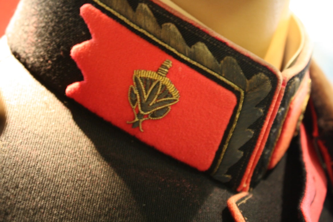 CT Militaire administratie met ingeborduurde kraagemblemen 2
