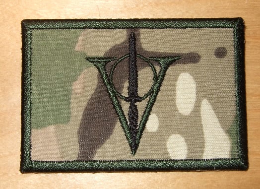 Embleem 105-Cotrcie camo
Zwarte dolk, embleem 105-Cotrcie, camo uitvoering.
