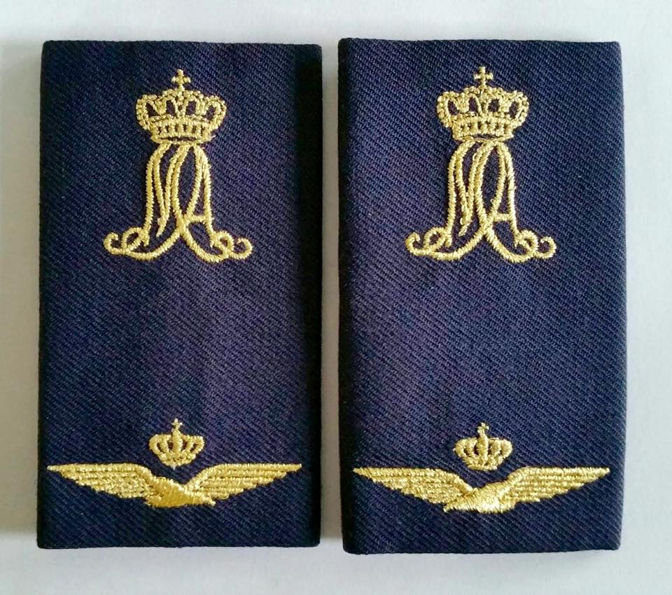 SOO rangen
In 2017 zijn op de NLDA voor de nieuwe Klu opleiding voor onderofficieren die officier worden (SOO), nieuwe schuifpassanten voor het DT ingevoerd. Omdat bij de KLu de rangonderscheidingstekens (weer) op de DT mouw zitten, is aan deze schuifpassanten te zien dat het een NLDA cursist betreft.
