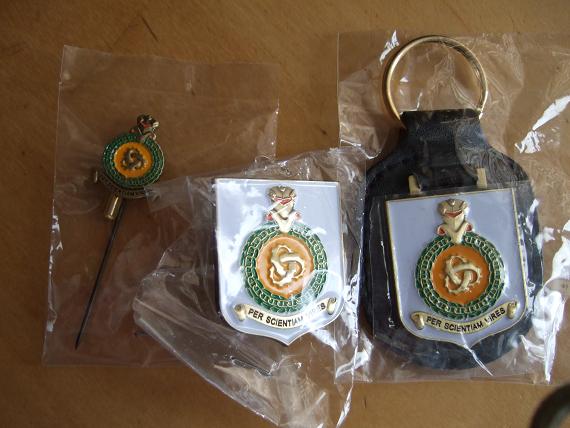 De nieuwe DMO emblemen
Het oude mouwembleem met de bekende band is vervallen. Er wordt geen mouwembleem gedragen en alleen een borsthanger.
