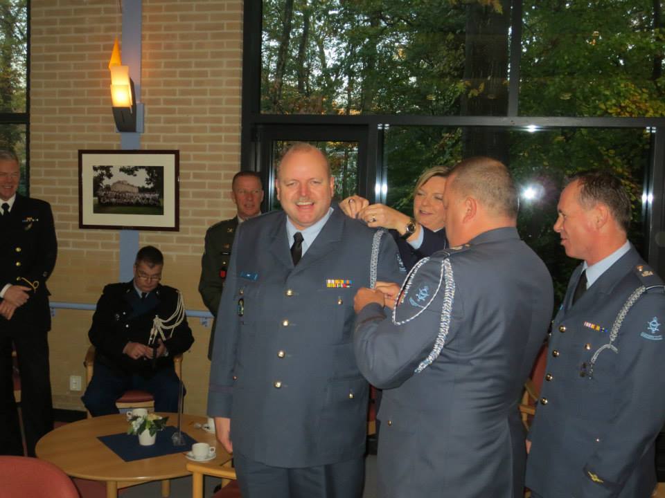 Hier een afbeelding van de NIEUW KLU staf adjudanten koorden/nestels. (adjudant die met zijn rug richting de fotograaf staat)
 
De "oude" koorden zijn naar de Sqn sergeanten majoors en adjudanten gegaan.
 
De nieuwe zijn langer en hebben een extra koord aan de buitenzijde van de mouw (zie foto)(voor op alle tenueën)
 
vwb de Klu adjudant die heeft exact hetzelfde koord maar dan in goud/blauw (alleen voor op zijn gevechtspak. Voor op het DT draagt hij zijn normale nestel.)

